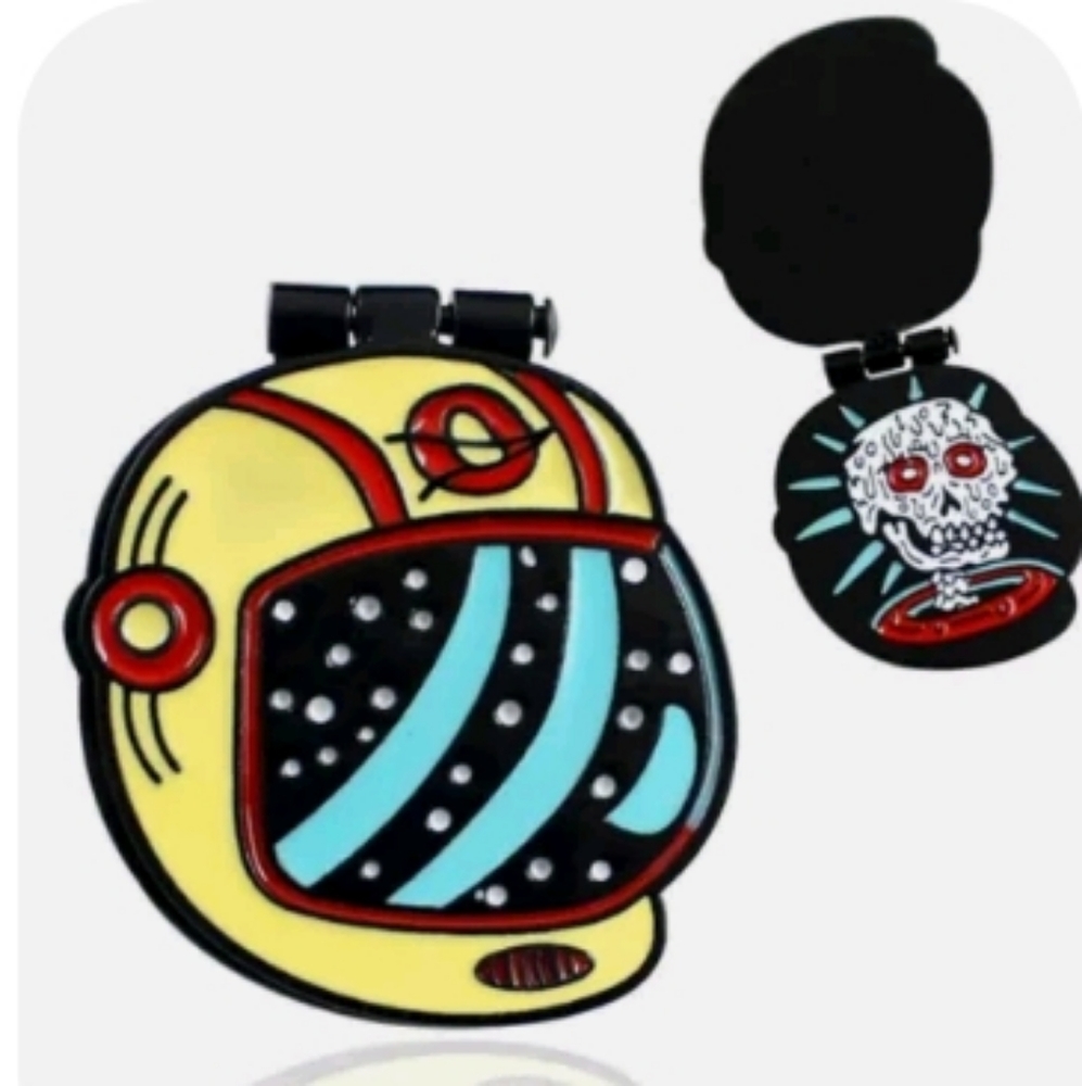 💀 Astronaut melting skull pin